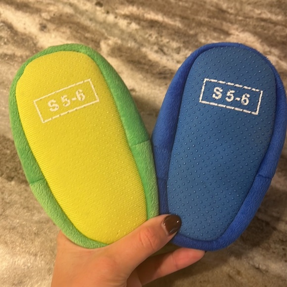 5/$25 PJ Masks Slippers size 5/6 - Picture 4 of 4